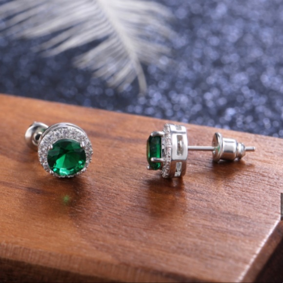 ✨Stunning Emerald Studs✨ - Picture 3 of 5